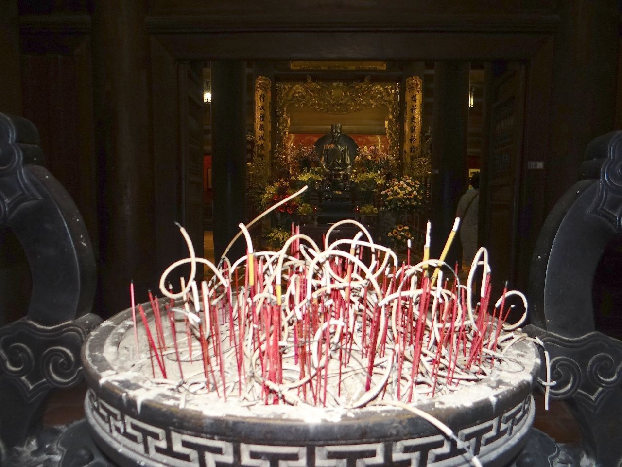 Вместо свечей принято ставить ароматические палочки. - Фотоотчет Вьетнам 2019. Часть 1 - день 1