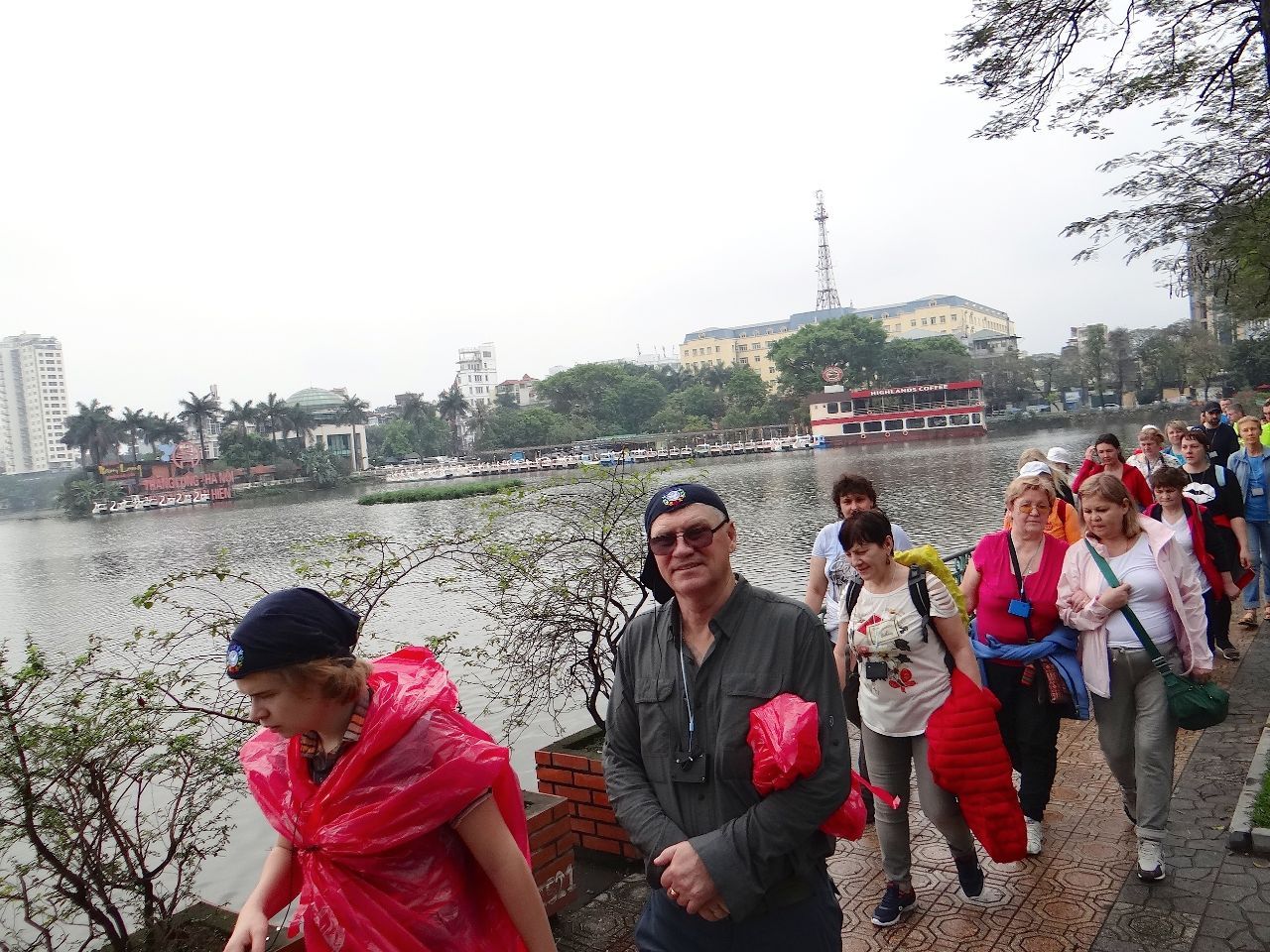 пешая прогулка по Ханою... в день пешком проходили около 10-12 км - Фотоотчет Вьетнам 2019. Часть 1 - день 1