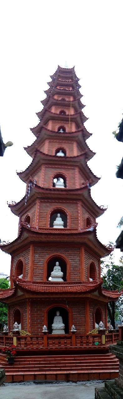 Самым заметным строением здесь является, конечно же, красная 15-метровая ступа из 11 ярусов. В каждом ярусе 6 сводчатых окон, в которых находятся статуи Будды. Шпиль пагоды напоминает лотос и изготовлен из тех же ценных пород, что и 66 статуй Будд ниже.   - Фотоотчет Вьетнам 2019. Часть 1 - день 1