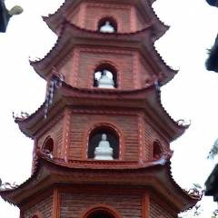 Самым заметным строением здесь является, конечно же, красная 15-метровая ступа из 11 ярусов. В каждом ярусе 6 сводчатых окон, в которых находятся статуи Будды. Шпиль пагоды напоминает лотос и изготовлен из тех же ценных пород, что и 66 статуй Будд ниже.   - Фотоотчет Вьетнам 2019. Часть 1 - день 1