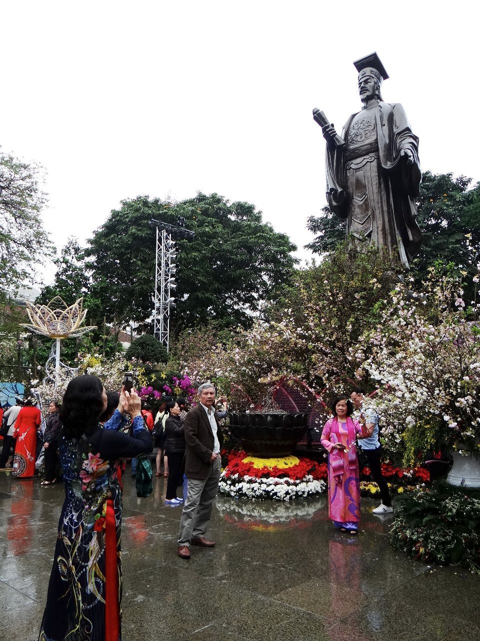 памятник основателю города -  вьетнамский император (с 1009), основатель династии Поздние Ли. - Фотоотчет Вьетнам 2019. Часть 1 - день 1