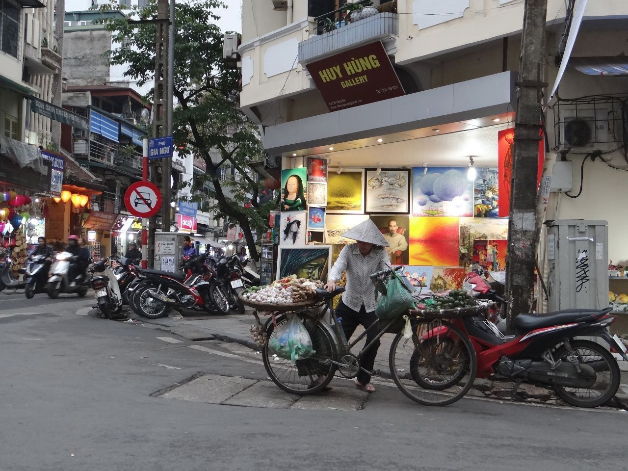 погуляли по улочкам.... даже пошопиться успели... во вьетнаме много теплой одежды производят известных брендов, а т.к. там не так холодно, поэтому шорты по цене хорошего пуховика висят рядом. - Фотоотчет Вьетнам 2019. Часть 1 - день 1
