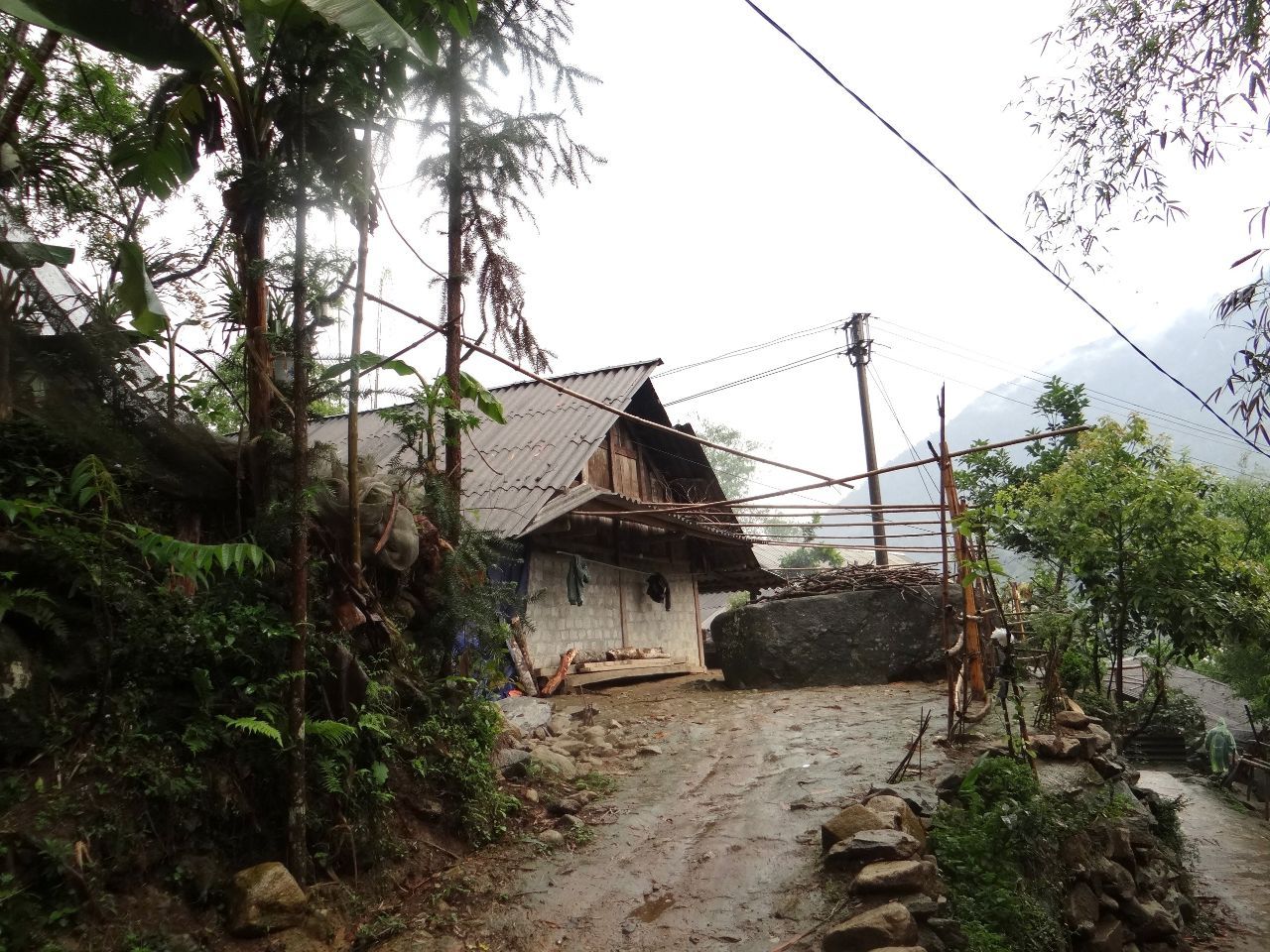 У одного из домов еще один мегалит. - Фотоотчет Вьетнам 2019. Часть 3.