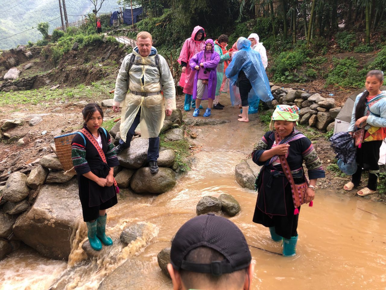 Наши провожатые - радостно начали нам помогать. - Фотоотчет Вьетнам 2019. Часть 3.