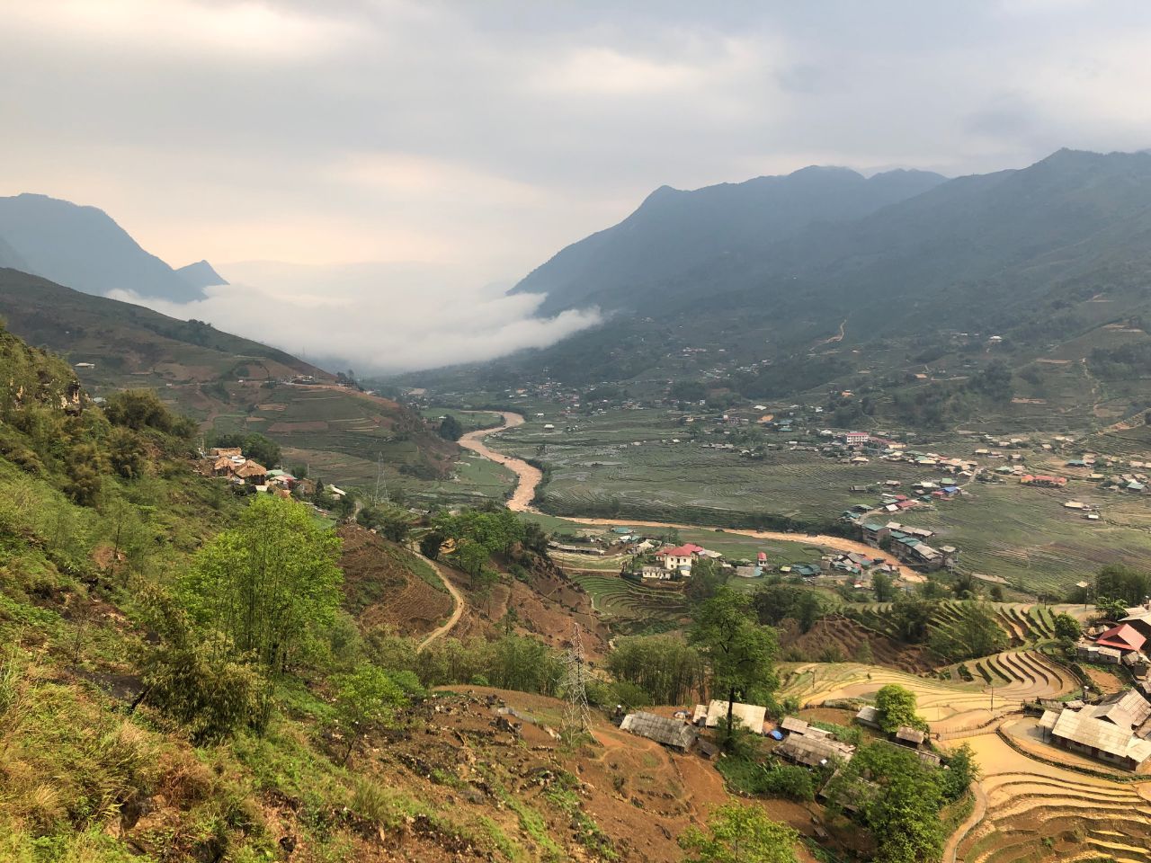 Облако, из которого мы только что выбрались, так и идет по ущелью за нами.... - Фотоотчет Вьетнам 2019. Часть 3.