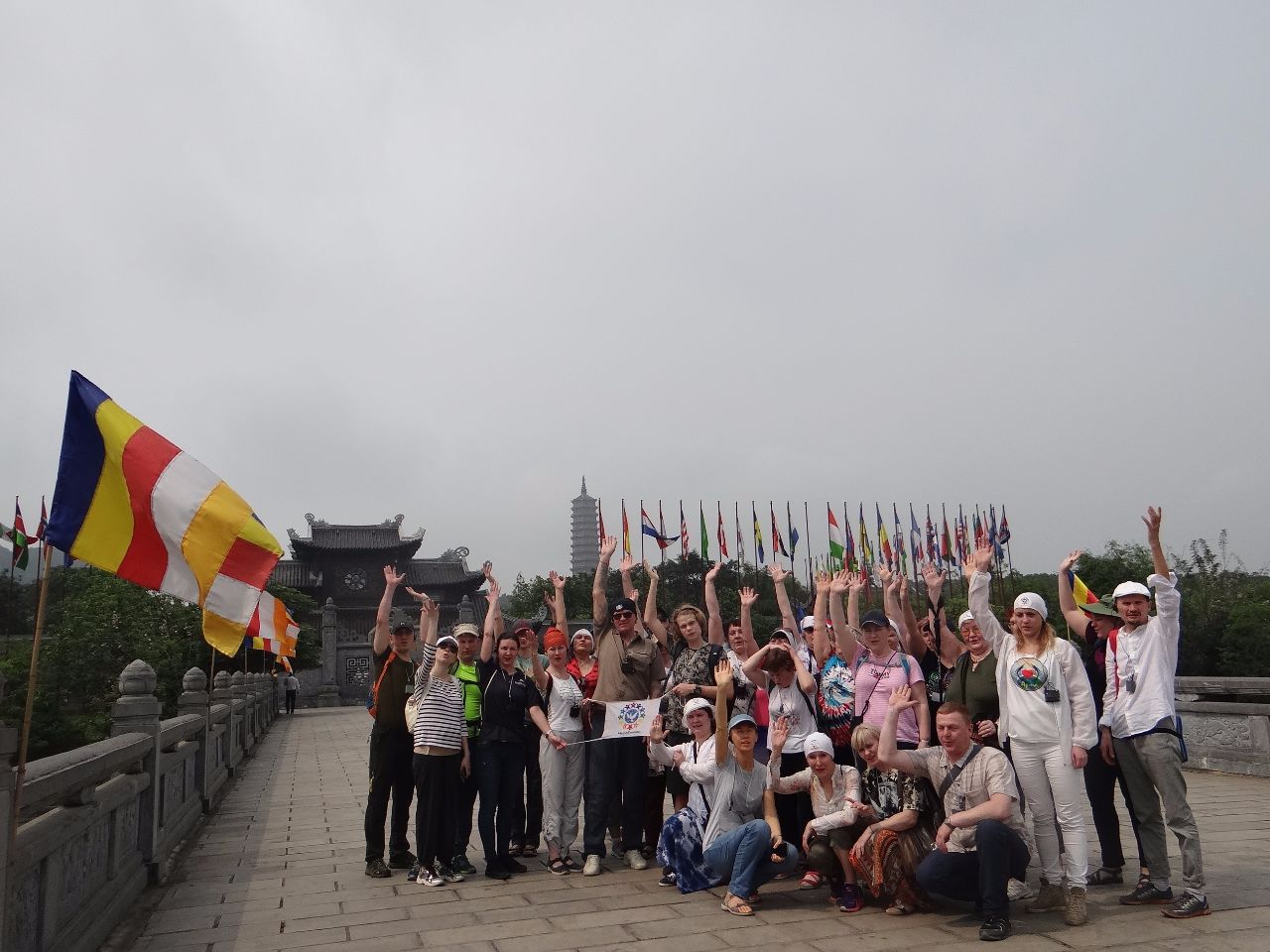 Мост с буддийскими флагами, ведущий к площади, на которой установлено множество флагов разных стран мира. - Фотоотчет Вьетнам 2019. Часть 4.