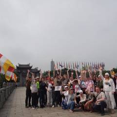 Мост с буддийскими флагами, ведущий к площади, на которой установлено множество флагов разных стран мира. - Фотоотчет Вьетнам 2019. Часть 4.