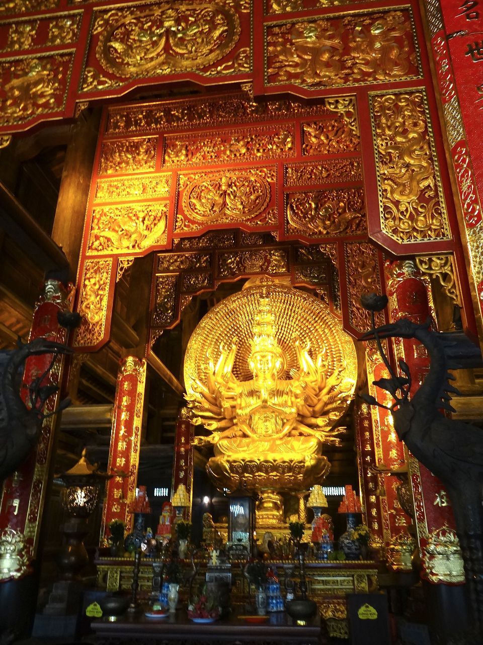 Здесь расположены самые большие во Вьетнаме бронзовые статуи Будды и Бодхисаттвы с тысячей глаз и тысячей рук. - Фотоотчет Вьетнам 2019. Часть 4.
