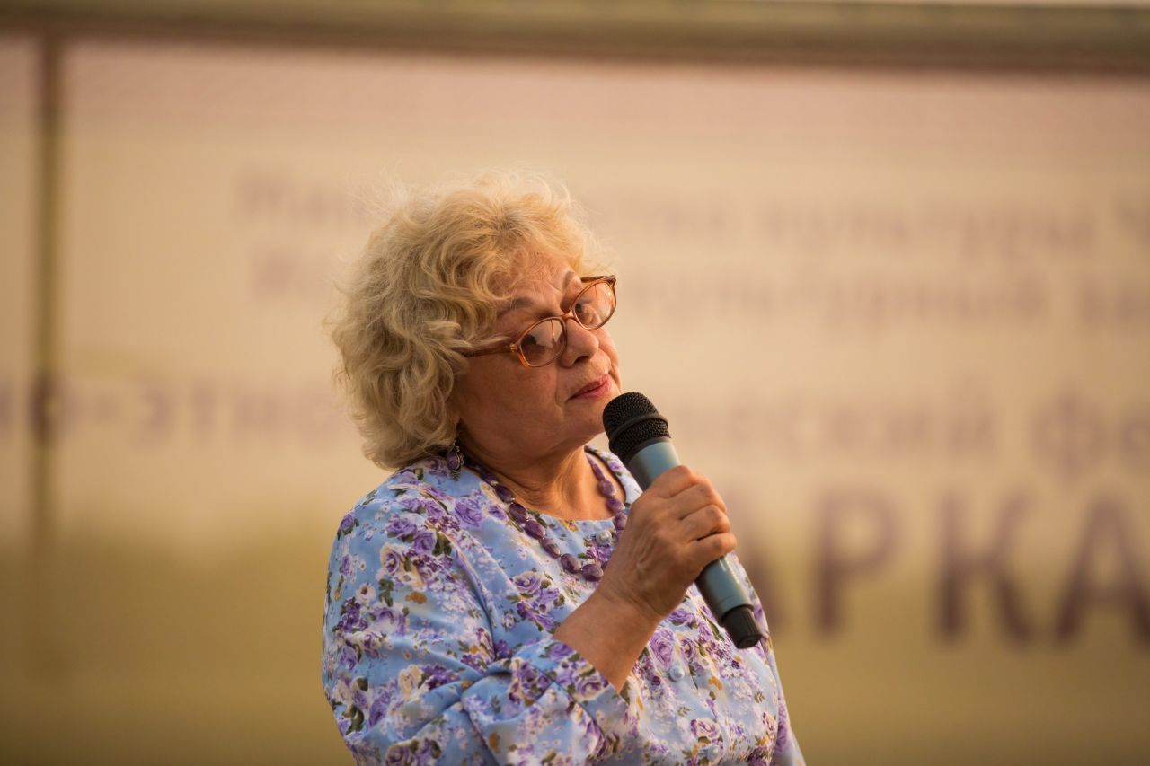 Ирина Панасова, наш любимый ведущий, с искрометным юмором  - Фоторепортаж поездки в  АРКАИМ 25-28 июля 2019г.