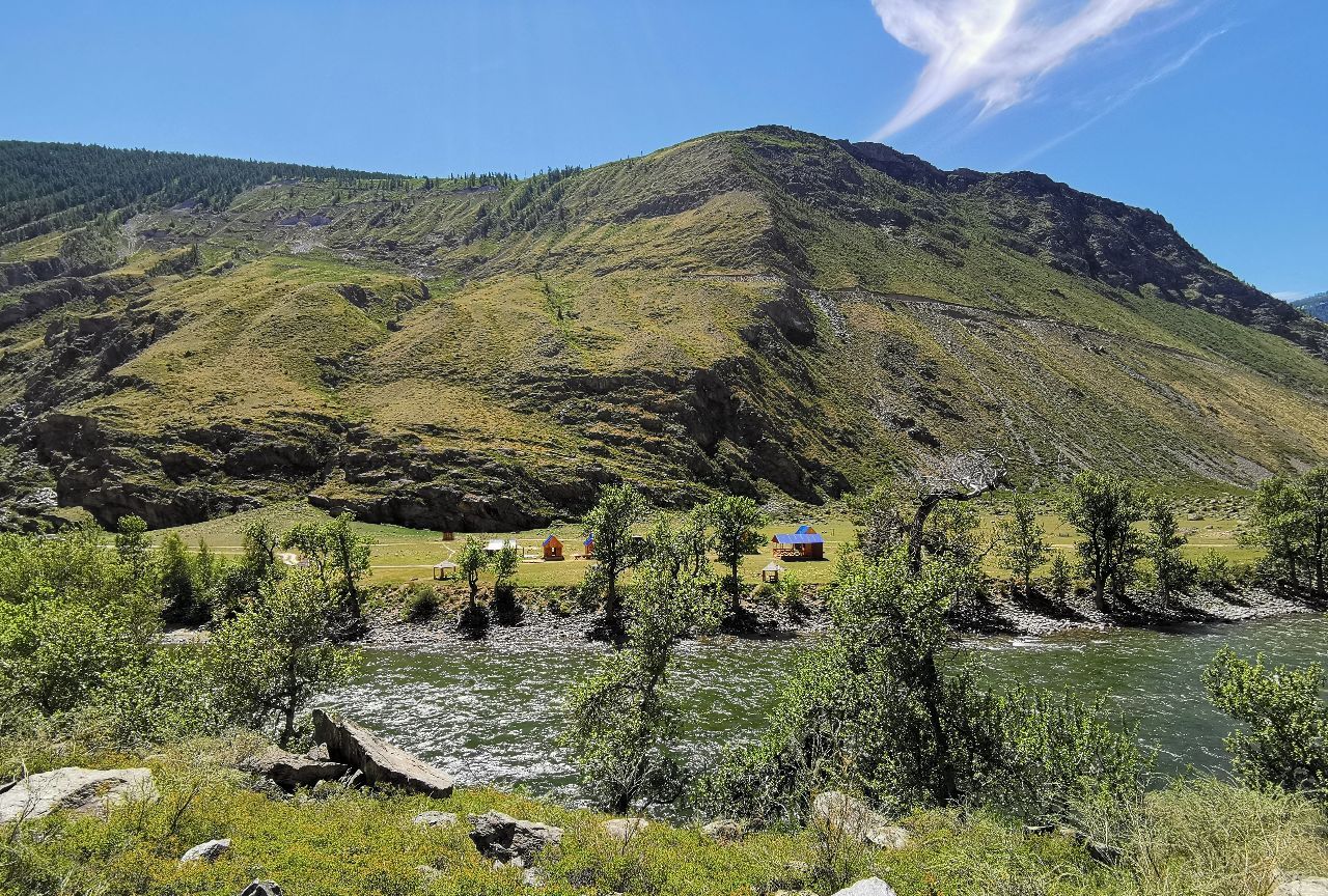 По склону видна дорога на перевал Кату-Ярык, одна из сложнейших и опасных на Алтае. Средний уклон - 18 грд. - Алтай...