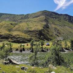 По склону видна дорога на перевал Кату-Ярык, одна из сложнейших и опасных на Алтае. Средний уклон - 18 грд. - Алтай...