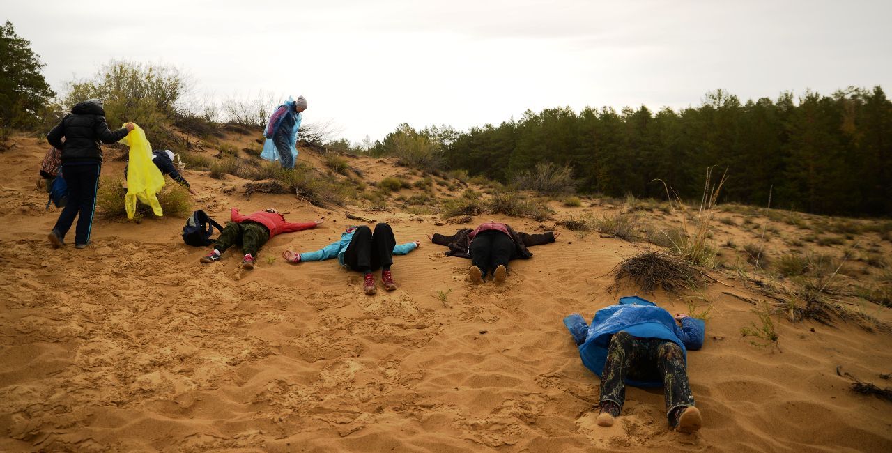Полежать на песке, несмотря на моросящий дождь. - Поездка группы Вестники в Казахстан. Меловые горы. Сентябрь 2019 года.
