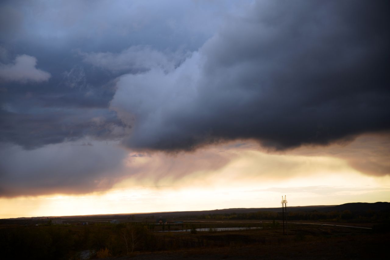 Тёмные облака с большой скоростью стали убегать на запад. - Поездка группы Вестники в Казахстан. Меловые горы. Сентябрь 2019 года.