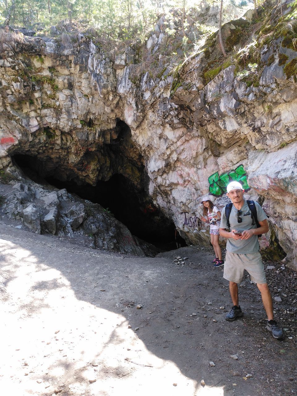 вход в пещеру - Поездка в пещеру Сугомак и горы малый и большой Сугомак 2020.