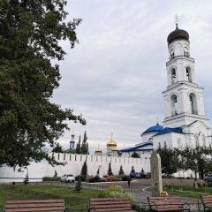 Раифский Богородицкий мужской монастырь, основанный в 1613г, находится в 30 км от Казани. - Остров-Град Свияжск.