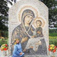 Икона Грузинской Богородицы выложена ракушечником. - Остров-Град Свияжск.