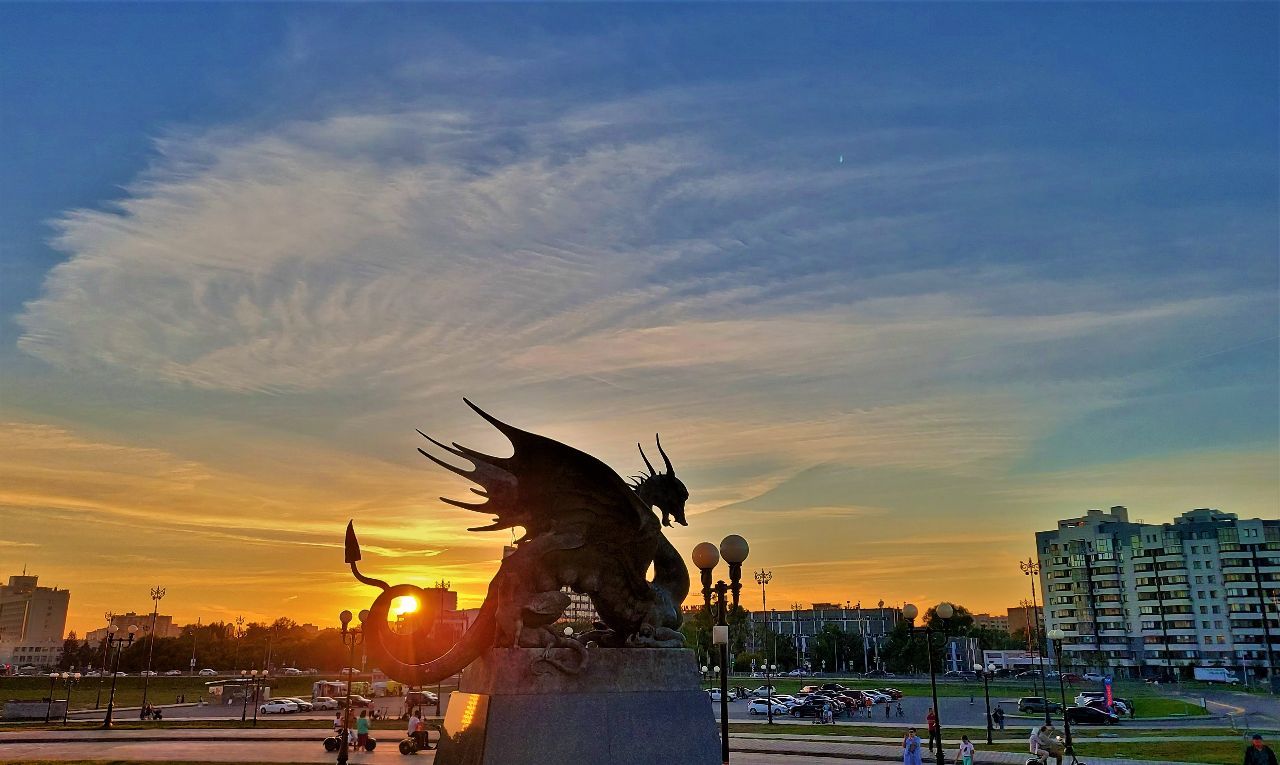  Зилант - мифологический дракон,  символ Казани...распростёр свои крылья, пролетая над городом. - Третья столица России.
