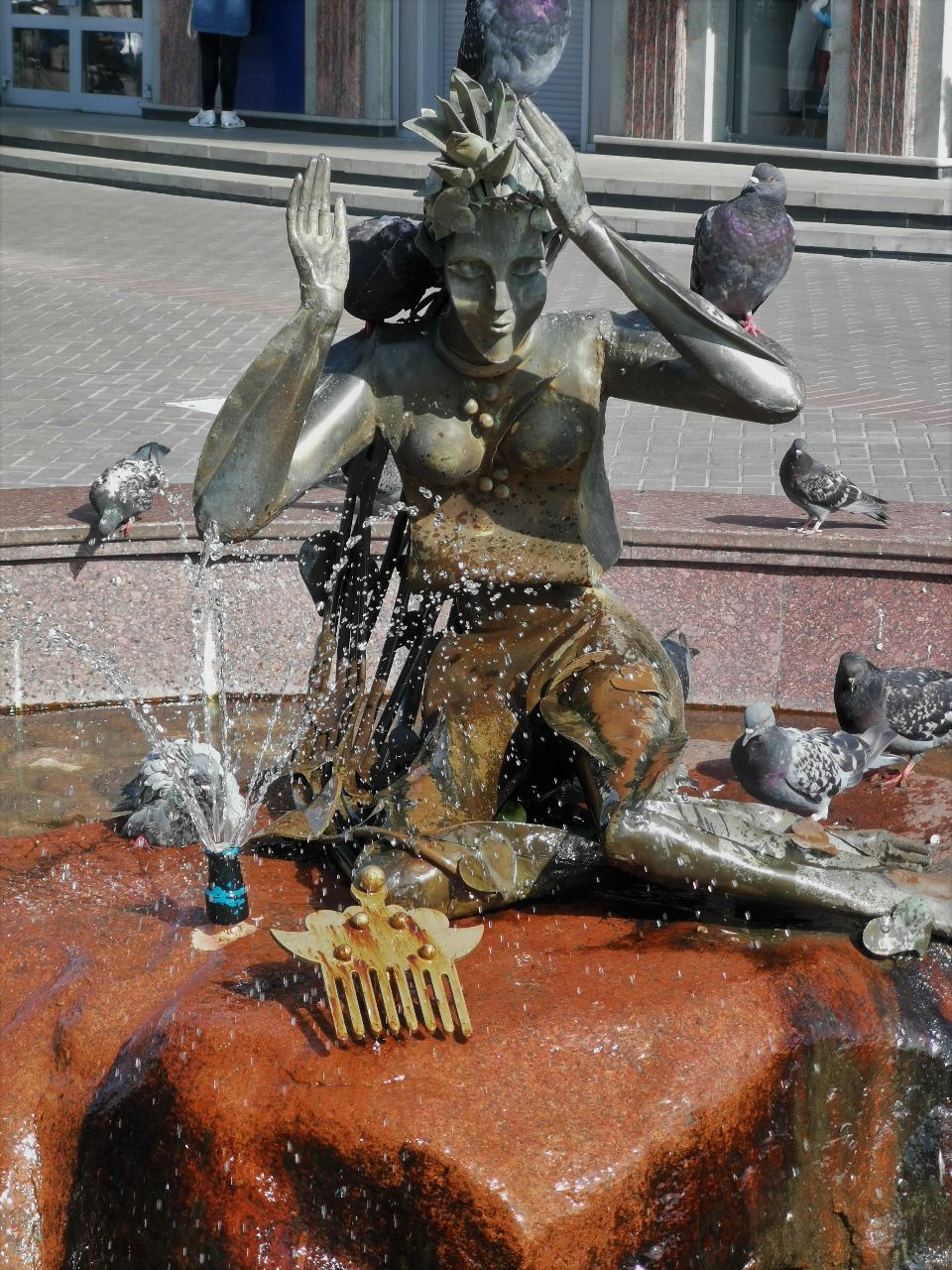 Загадочная Су Анасы. Скульптура Водяной, простирающей в небо руки, венчает фонтан, находящийся в начале одной из самых старых улиц Казани - Третья столица России.