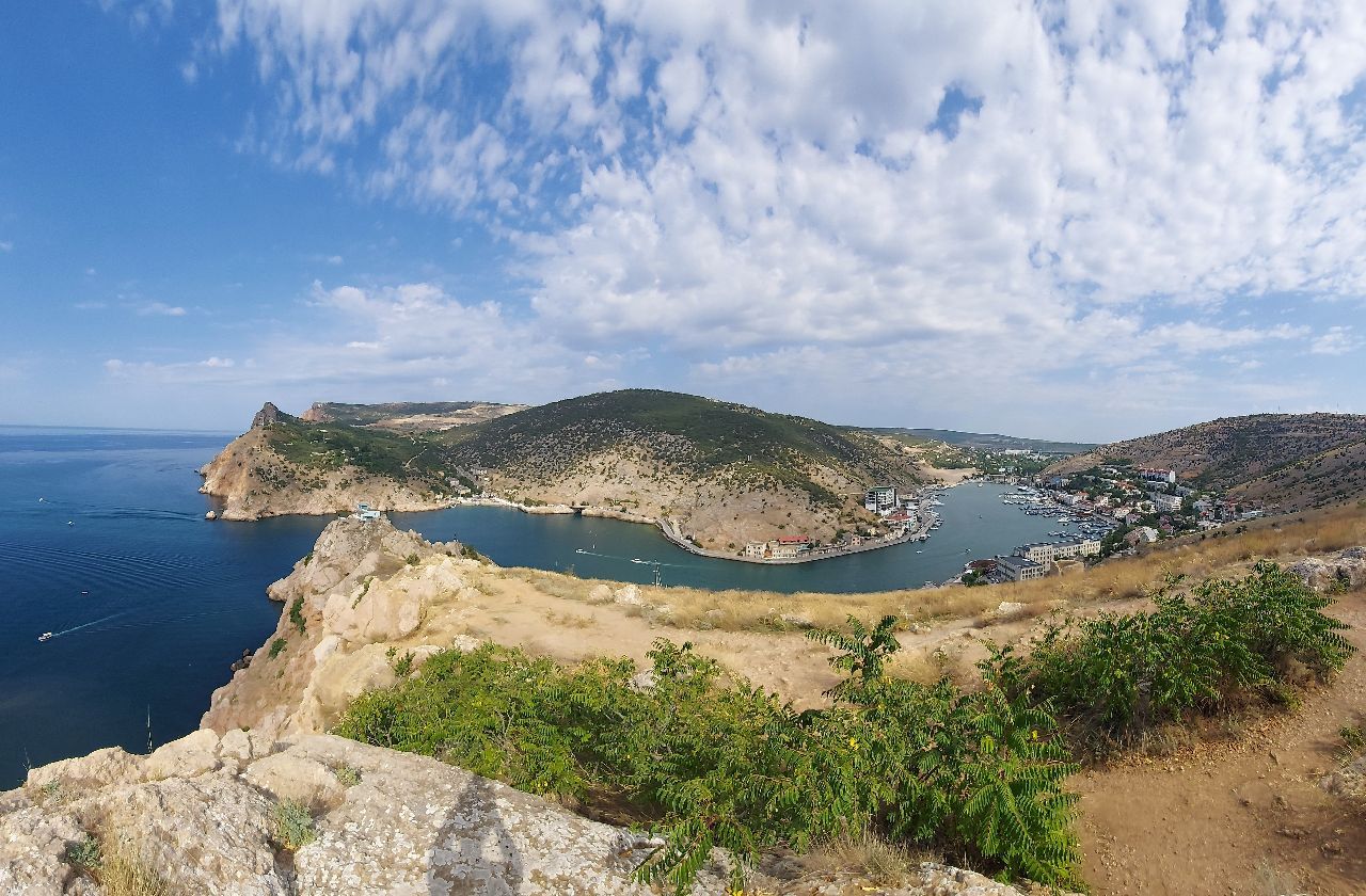Балаклавская бухта...зажатая между двух гор, вдается в сушу на 1,5 километра.  - Этот изумительно- красивый Крым!!!