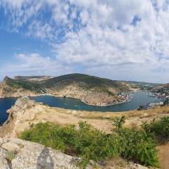Балаклавская бухта...зажатая между двух гор, вдается в сушу на 1,5 километра.  - Этот изумительно- красивый Крым!!!