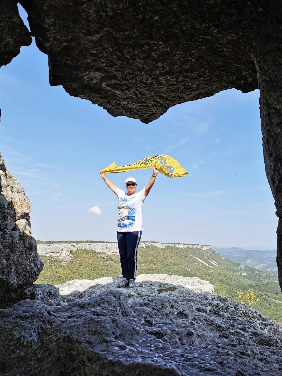 Пещера на Мангупе - вторая точка действия. - Этот изумительно- красивый Крым!!!