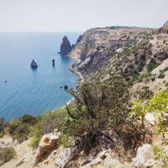  На заднем плане - скалы Орест и Пилад.  - Этот изумительно- красивый Крым!!!