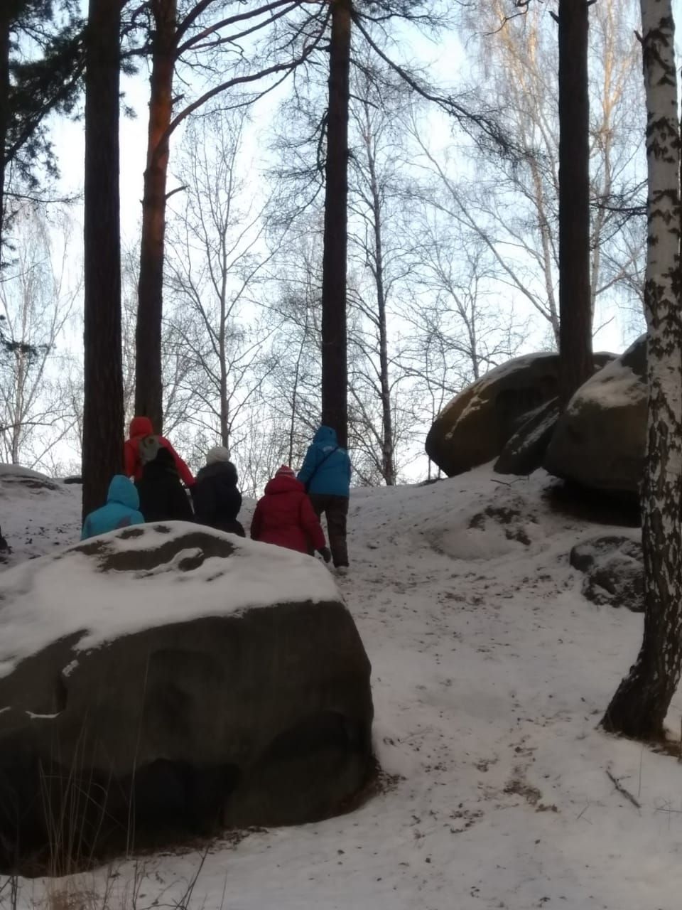 Так что в горку бегом))) - Группа Вестники на Каменных палатках в зимнее солнцестояние.