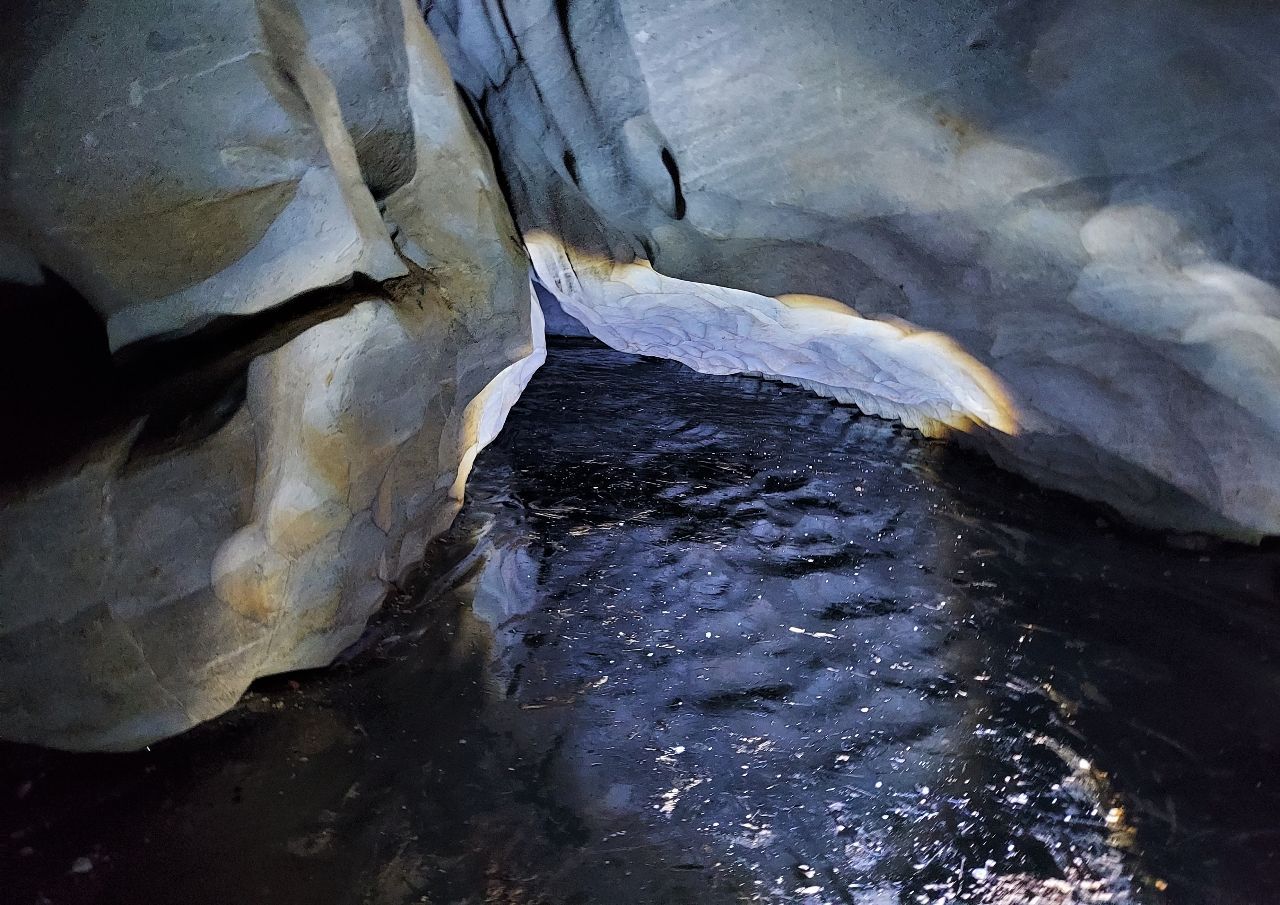 Местами, подо льдом глубина более двух метров. Именно поэтому пещера безопасно-доступна только зимой, по толстому льду. - Ледяной Сказ.