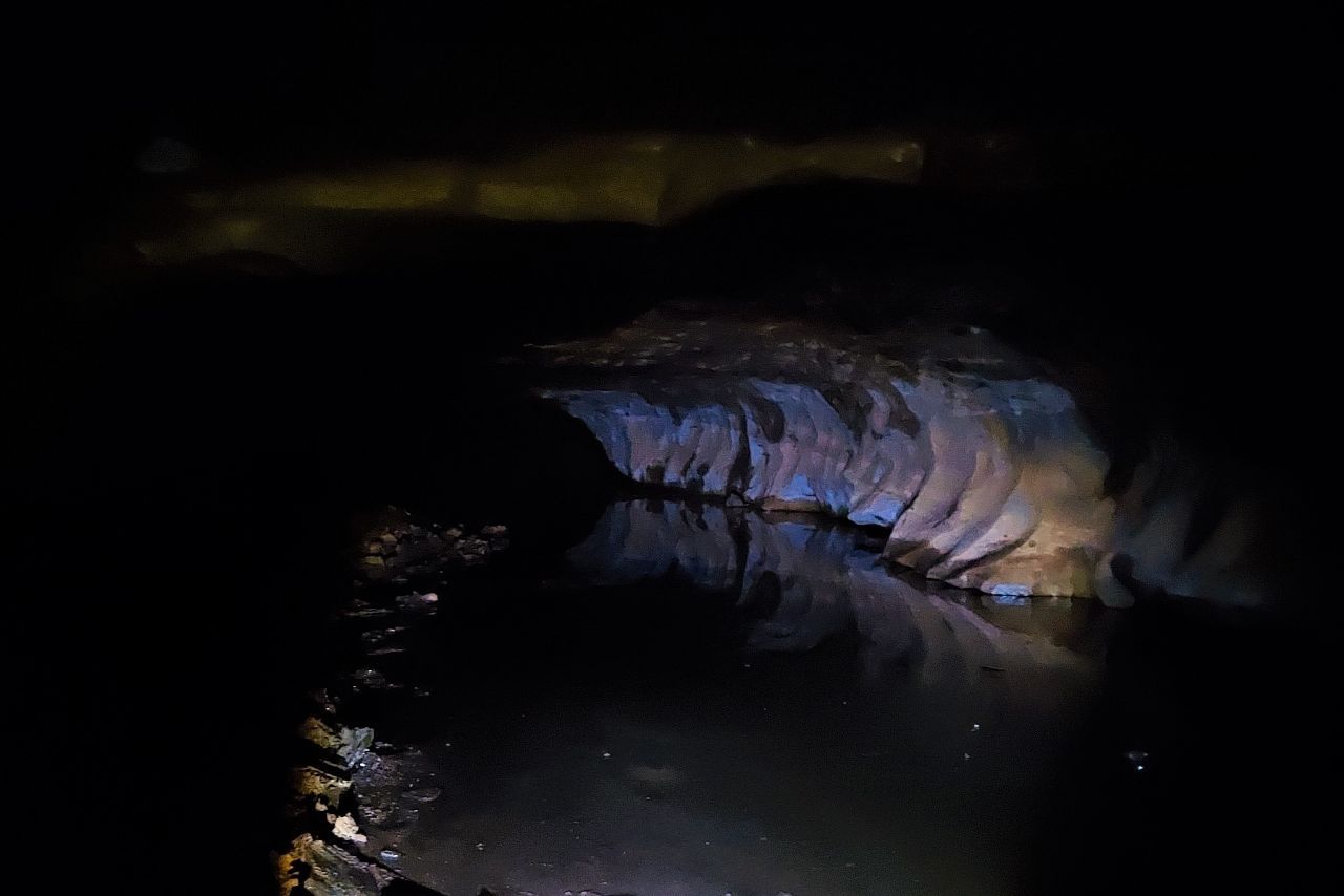 Подземная река, в глубине пещеры вода не замерзает...плюс четыре, однако. - Ледяной Сказ.