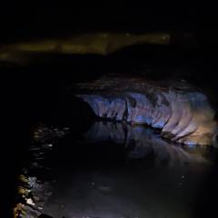 Подземная река, в глубине пещеры вода не замерзает...плюс четыре, однако. - Ледяной Сказ.