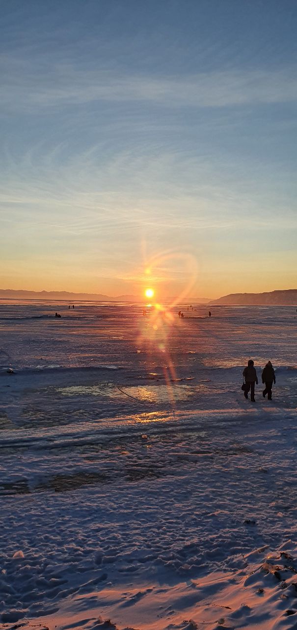 Вот только нарастающий гул и толчки с треском льда, видимо очередное землетрясение ( они там частое явление)заставили нас быстренько ретироваться в сторону берега и гостиницы.  На этой позитивной ноте и завершился второй день на Байкале . - Поездка на зимний Байкал 5-13 февраля 2021 год.