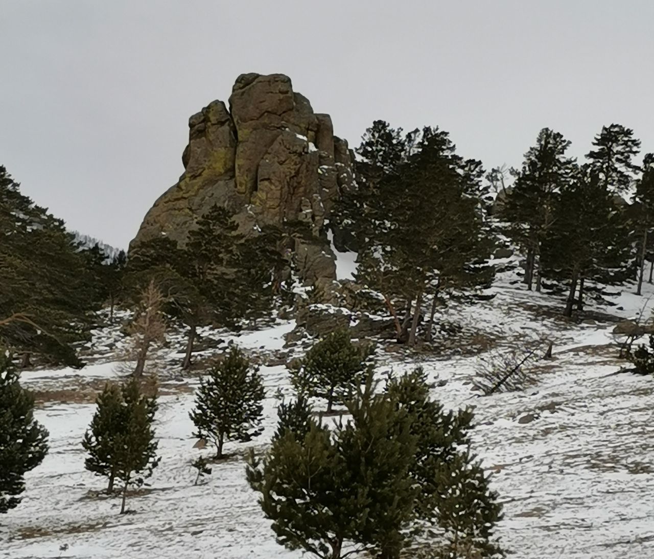 Вот такая скала , напомнившая нам божество индийского эпоса Ганеша, стоит на вершине и созерцает красоту Байкала. - Поездка на зимний Байкал 5-13 февраля 2021 год.