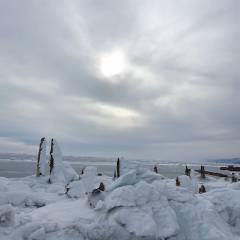 В небольшой бухте, название которой мы не запомнили, устроили небольшой привал и перекус.  Ребята, водители катеров, специально завезли нас именно сюда, чтобы мы могли насладиться видом льда с пузыриками. И уж какой тут обед, когда под нами прям чудеса. - Поездка на зимний Байкал 5-13 февраля 2021 год.