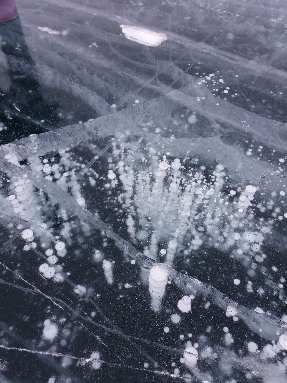 Пузыри метана поднимаются со дна, вмерзают в лёд и образуют, поистине, космические пейзажи. - Поездка на зимний Байкал 5-13 февраля 2021 год.