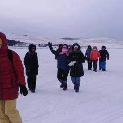 Этот день был самым ветряным за всё время пребывания на Байкале. Мы закутались в шарфы поплотнее и пошли к горе. - Поездка на зимний Байкал 5-13 февраля 2021 год.